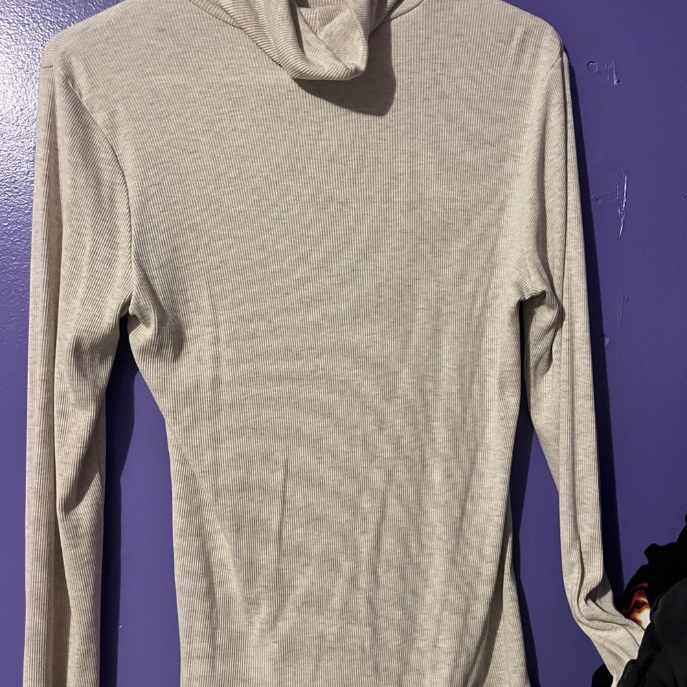 Gray Ribbed Long Sleeve Turtle Nexk
